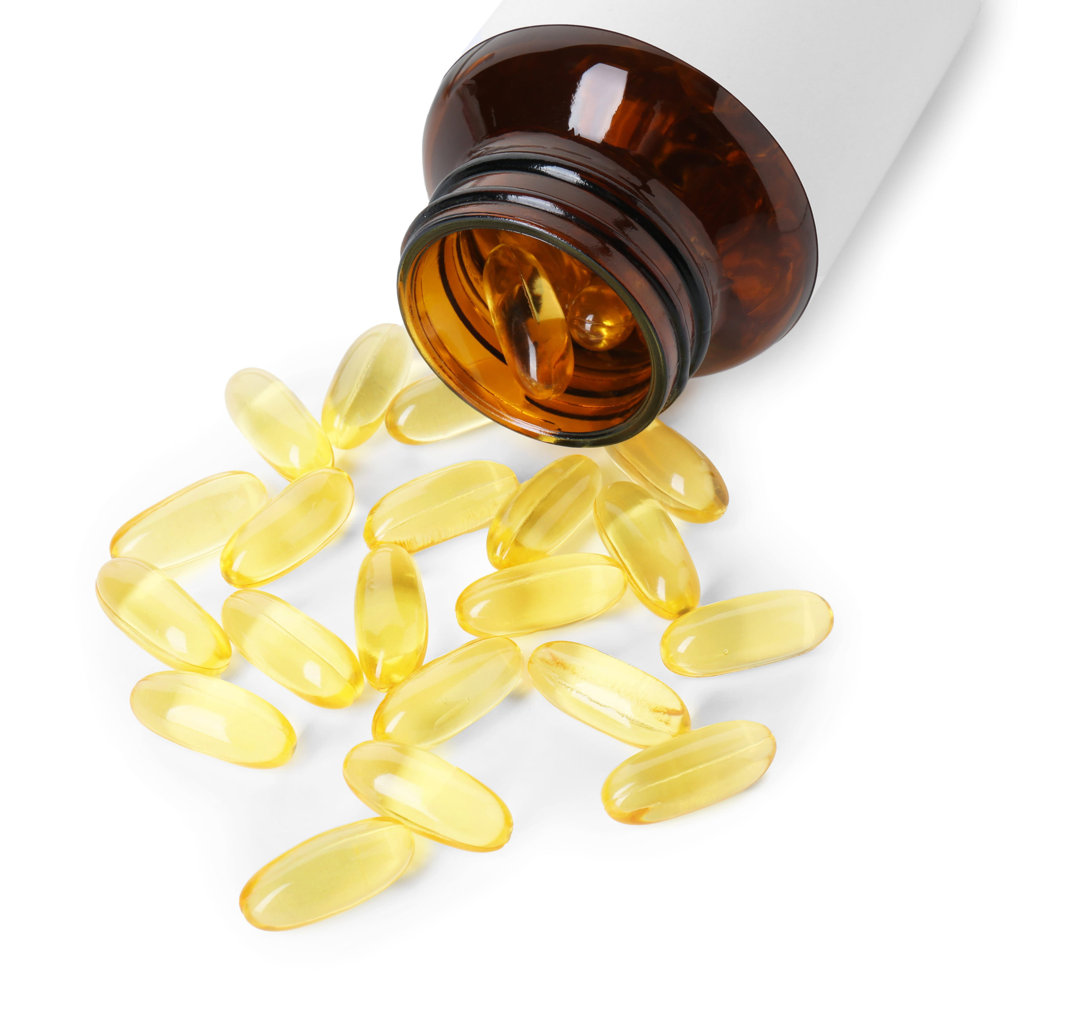 Omega-3 Fischöl-Kapseln in einer Flasche vor weissem Hintergrund